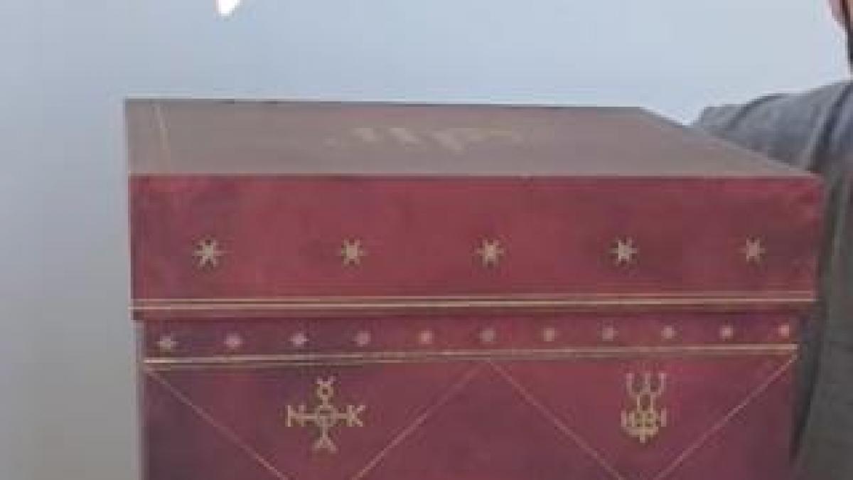 Se da cuenta después de 13 años que la caja que compró de Harry Potter tiene un cajón oculto