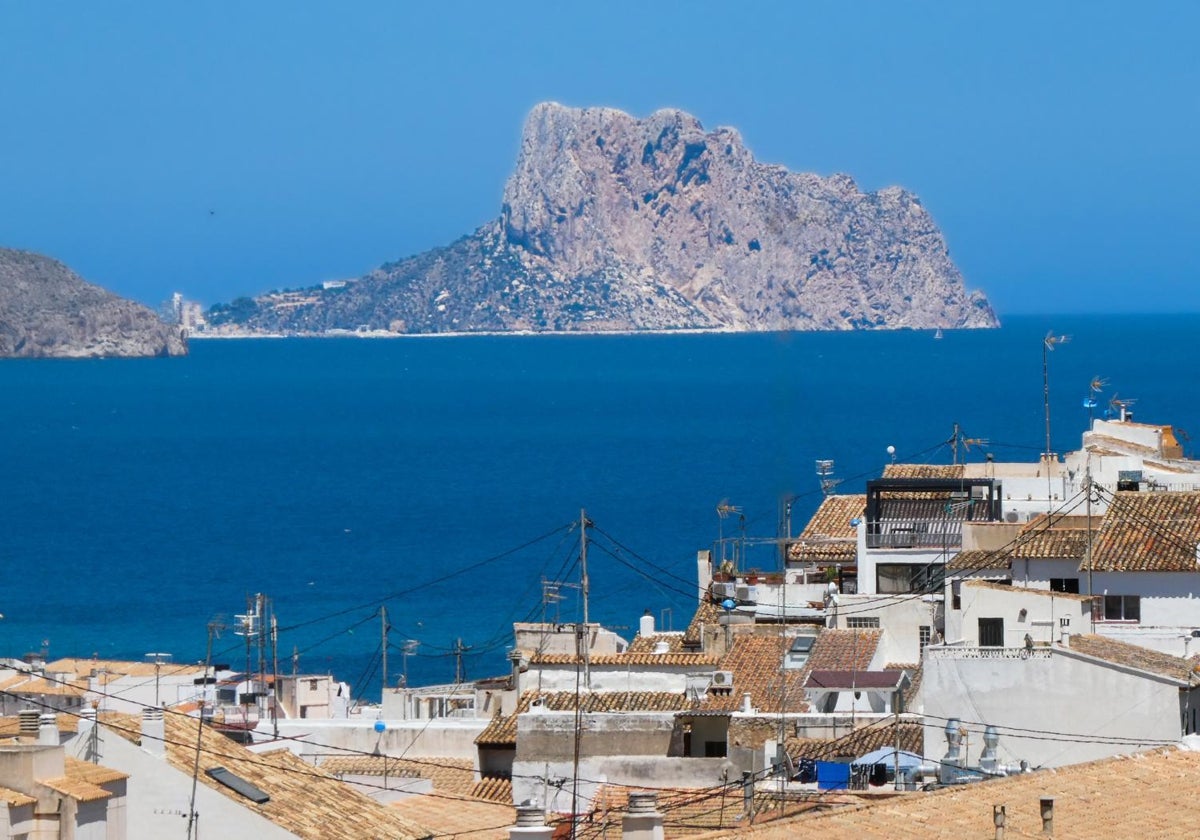 Viviendas en Calp (Alicante), con el Peñón de Ifach al fondo