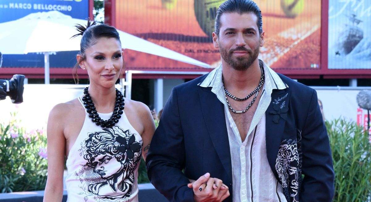 Can Yaman deslumbra en la alfombra roja de Venecia y presume de amor con Sara Bluma