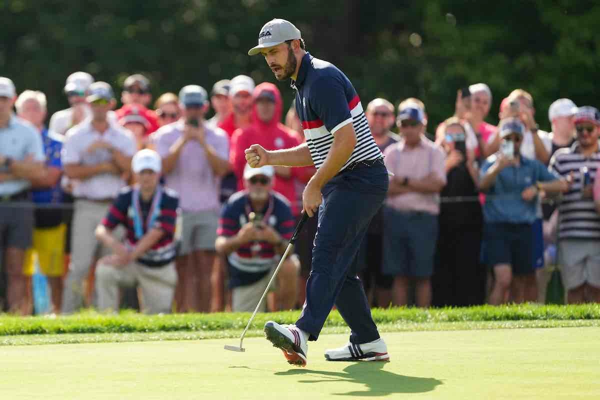 Patrick Cantlay celebra uno de los putts que ha embocado este viernes.