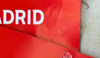 Lo que se encuentra una aficionada en el suelo del estadio durante el derbi madrileño es de no creer