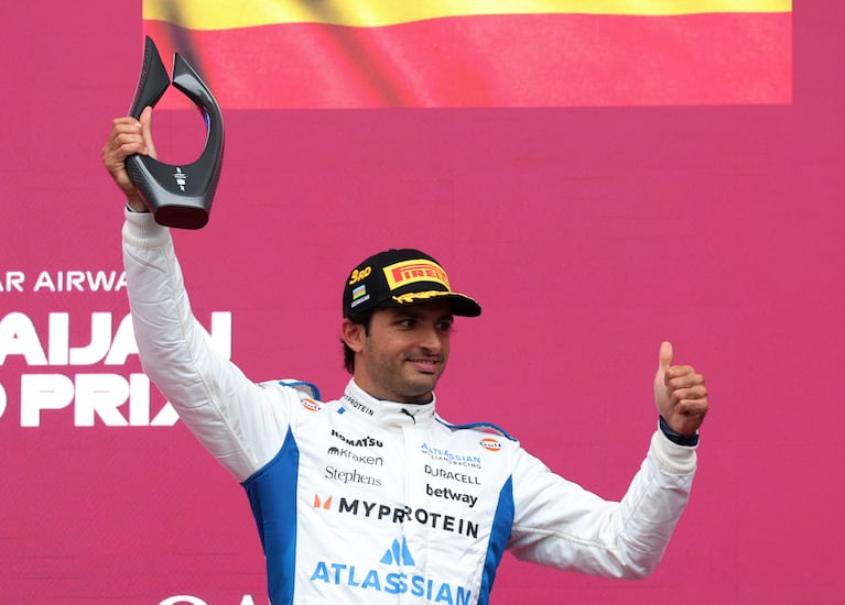 Carlos Sainz se subió al podio en el GP de Azerbaiyán. (Foto: Reuters)