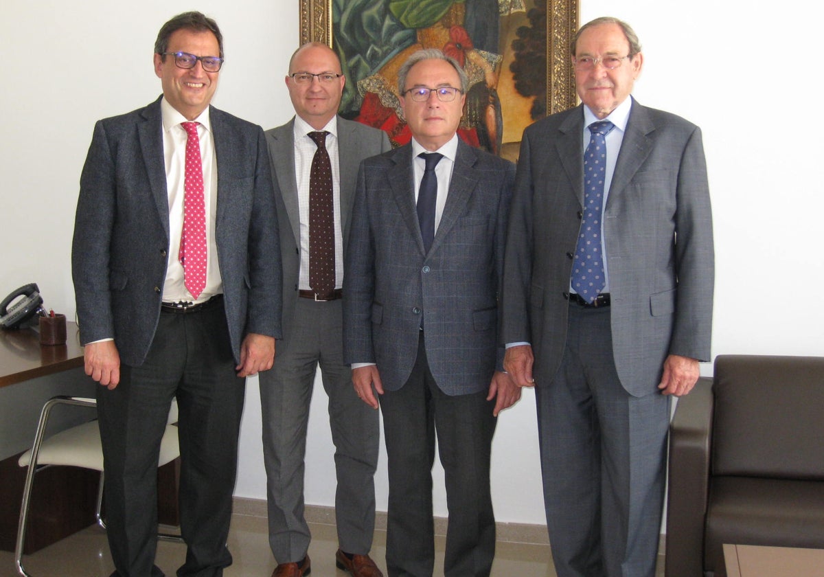 Antonio Carrión Fernández, primero por la derecha, junto al presidente de CECO