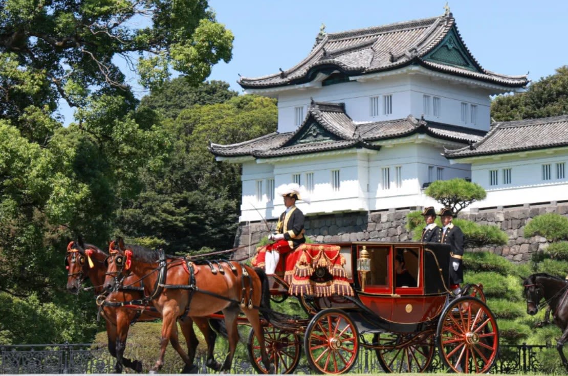El príncipe Hisahito de Japón parte en un carruaje tirado por caballos después de asistir a su ceremonia de mayoría de edad en Tokio el sábado.