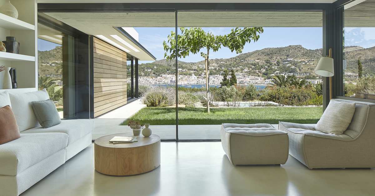 Esta casa en el Alto Ampurdán resuelve la tensión entre la carretera y las vistas al mar gracias a un jardín abierto lleno de arbolados