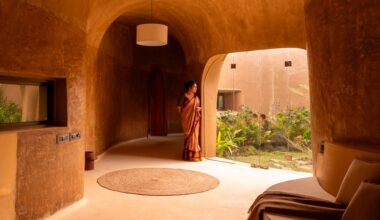 Esta casa rural de dos habitaciones y dos baños simula una cueva, es autosostenible y su estructura curva gira en torno a un patio ajardinado