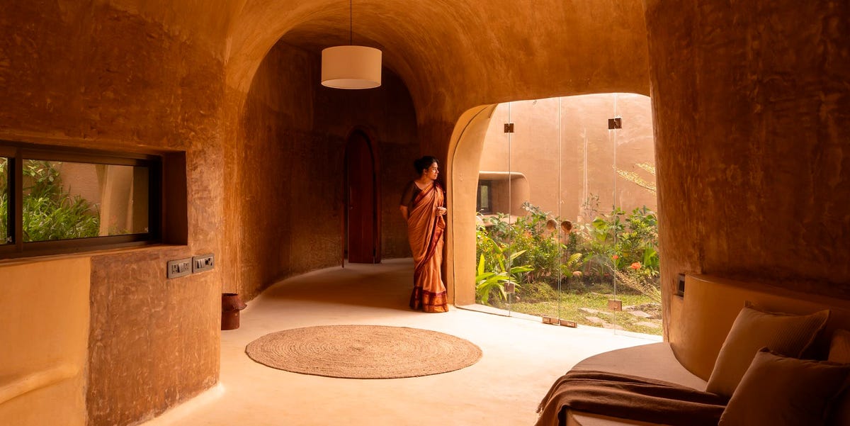 Esta casa rural de dos habitaciones y dos baños simula una cueva, es autosostenible y su estructura curva gira en torno a un patio ajardinado
