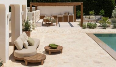 Una casa de pueblo en Moraira (Alicante) convertida en una vivienda de diseño con piscina, cocina-comedor de verano y terrazas superiores