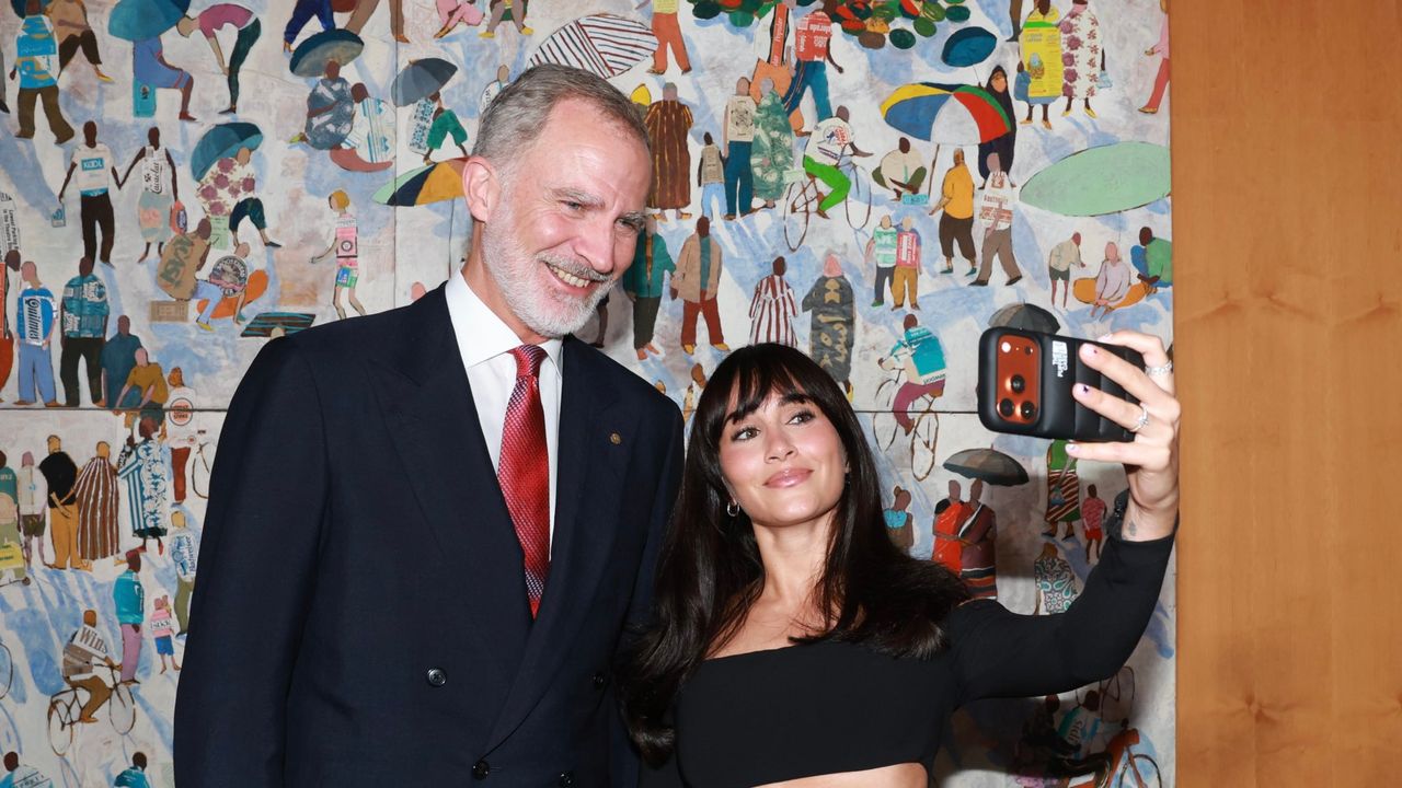 “¡Qué majísimo!” El selfie de Felipe VI y Aitana (compartido por Casa Real) tras ser distinguida con el premio Cultura de La Vanguardia