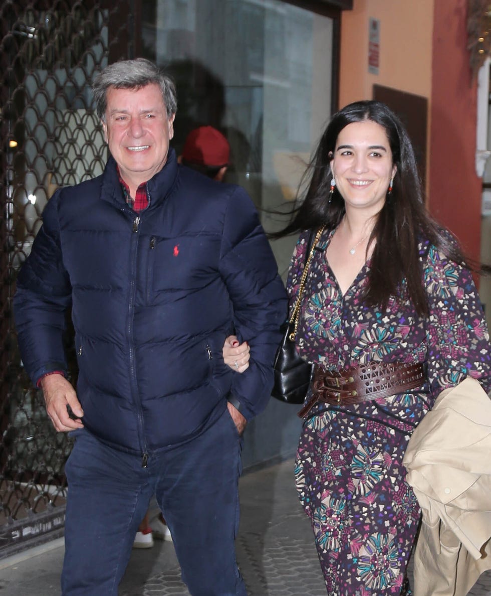 cayetano martinez de irujo y barbara mirjan juntos por la calle