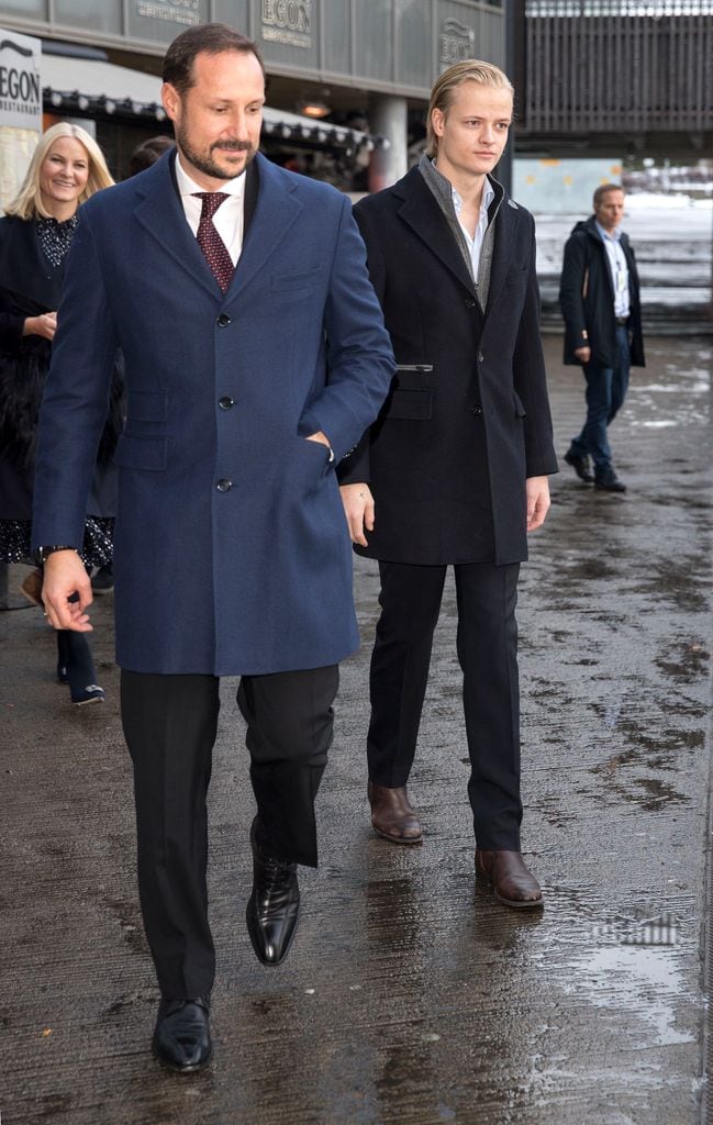 Plano entero de Haakon de Noruega y Marius Borg llegando a un evento