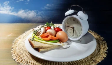 Plato de comida con un reloj al atardecer