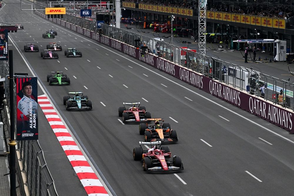 Charles Leclerc lidera un pelotón en la carrera de Bakú.