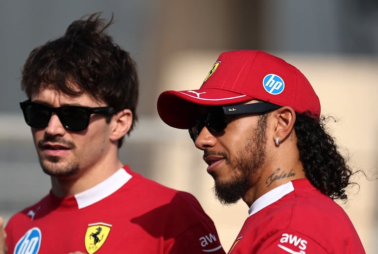 Charles Leclerc y Lewis Hamilton no tienen su futuro asegurado en Ferrari. (Foto: Reuters)