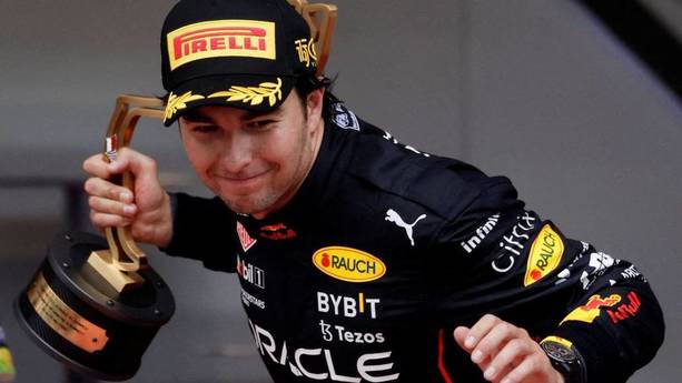 Checo Pérez celebra un triunfo en la Fórmula 1 (Reuters)