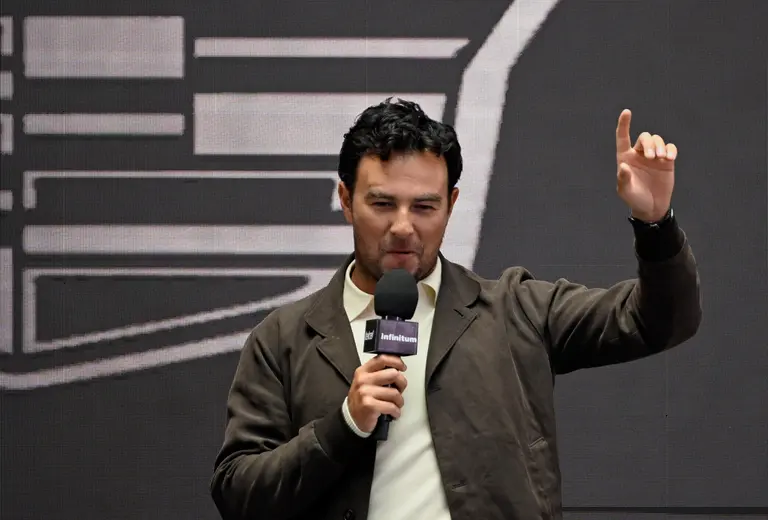 Checo Pérez reporta con fábrica de escudería Cadillac para preparar pruebas | TUDN Fórmula 1