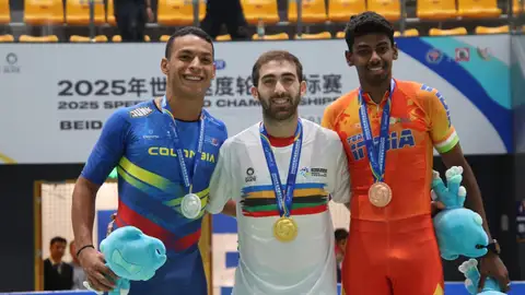 Chevi Guzmán con el oro en el podio de China