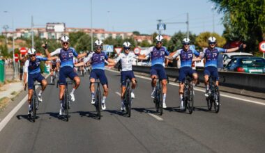 El Israel-Premier Tech ignora las protestas propalestinas en Madrid y felicita a uno de sus ciclistas por su resultado