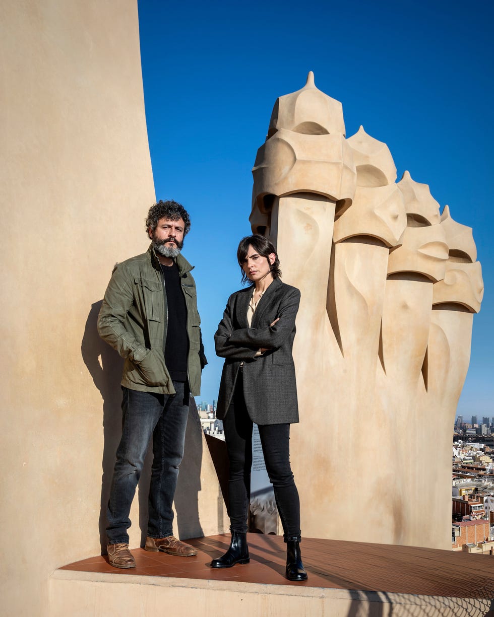 isak ferriz y veronica echegui en una imagen promocional de 'ciudad de sombras'