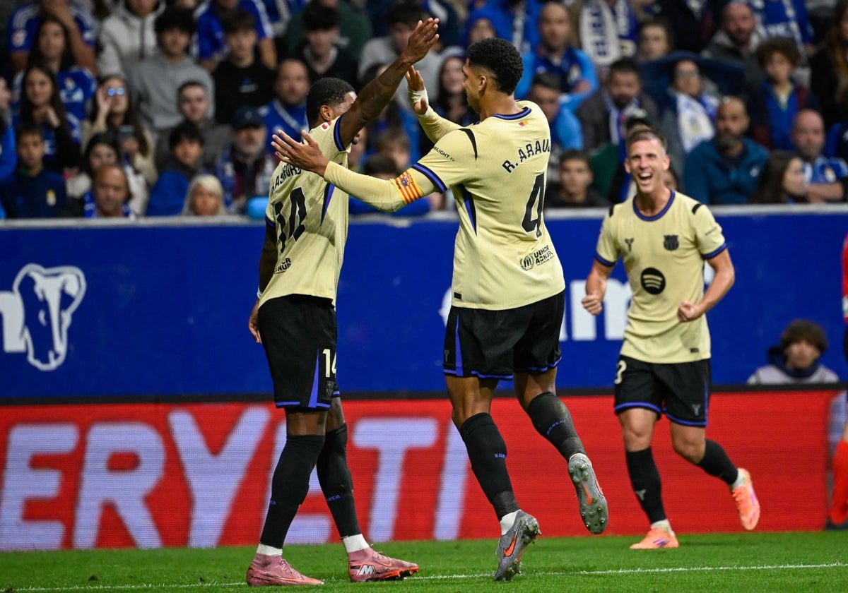 Los jugadores del Barça celebran uno de sus goles al Oviedo