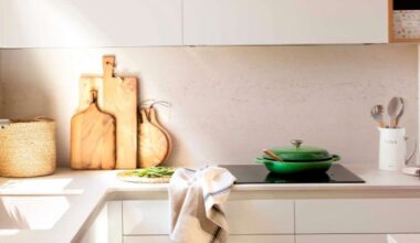 Una cocina abuhardillada y rosa en un ático de Madrid con un encantador estilo rústico chic