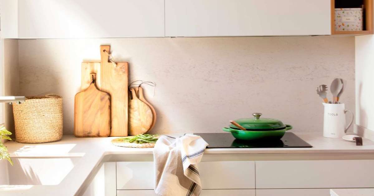 Una cocina abuhardillada y rosa en un ático de Madrid con un encantador estilo rústico chic