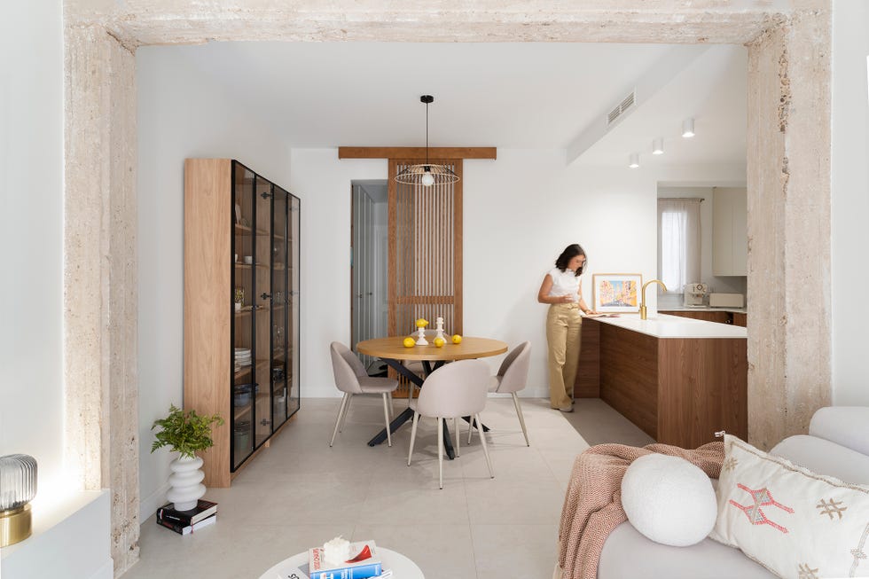 una casa moderna reformada con espacios abiertos, obra de anabel soria