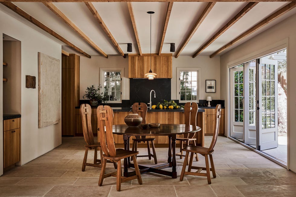 casa estilo tudor con decoracion clasica moderna y obras de arte contemporaneas
