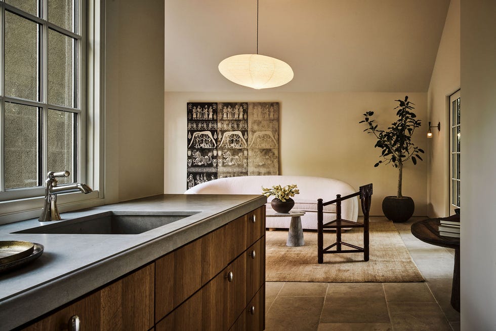 casa estilo tudor con decoracion clasica moderna y obras de arte contemporaneas