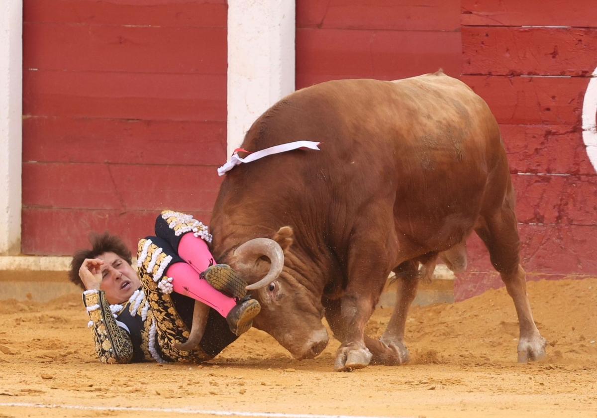 Roca Rey pasa a la enfermería tras ser cogido en Valladolid en su primer toro
