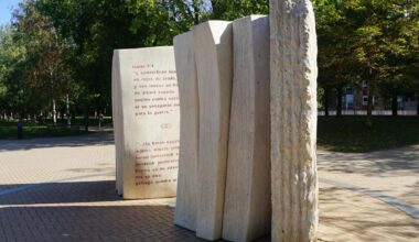 Borran las pintadas de «genocidas» y «Hamás, mátalos» sobre la obra de la israelí Yaël Artsi en Vitoria