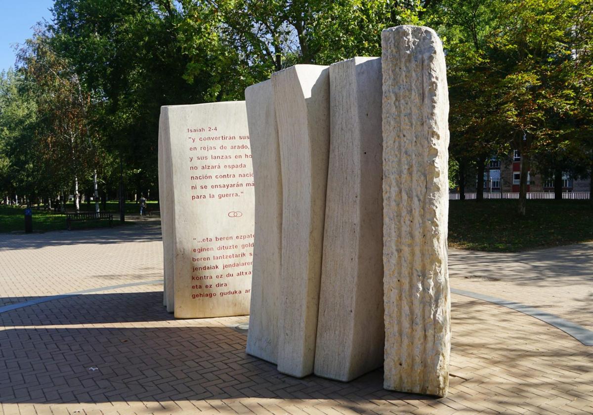 Borran las pintadas de «genocidas» y «Hamás, mátalos» sobre la obra de la israelí Yaël Artsi en Vitoria