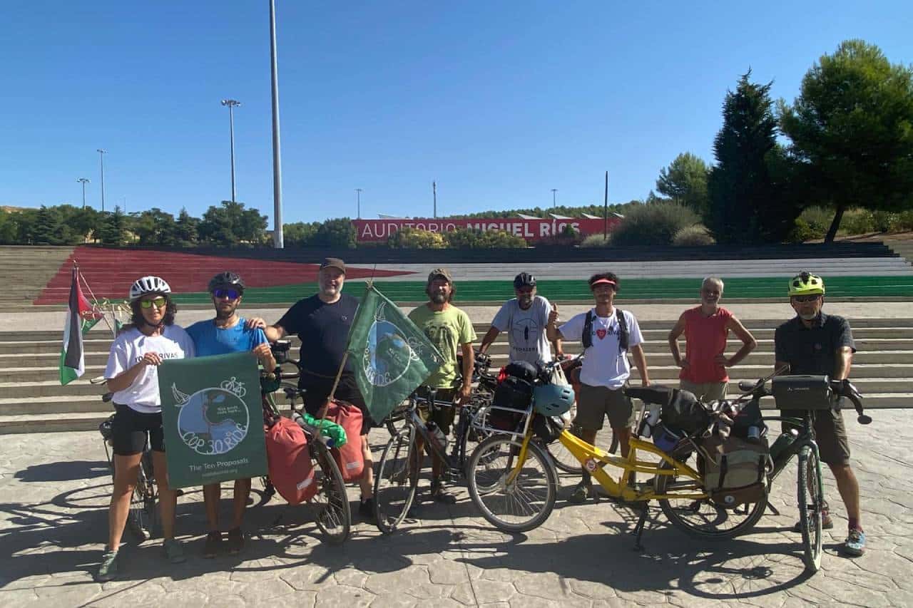 Miembros de Rivas y de la COP30 Bike Ride, en el recinto ferial de Rivas