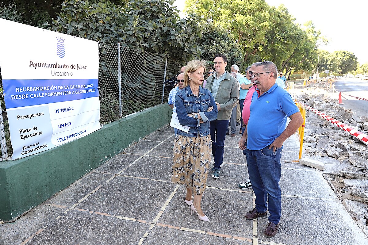 La alcaldesa visita las obras de la calle Mallorca que dotarán más aparcamiento al Parque Atlántico
