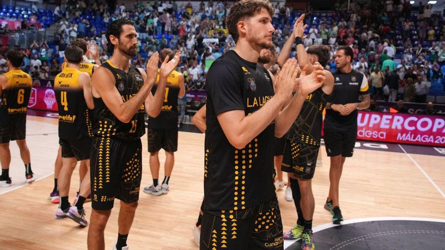 La plantilla del CB Canarias, después de su derrota del sábado.