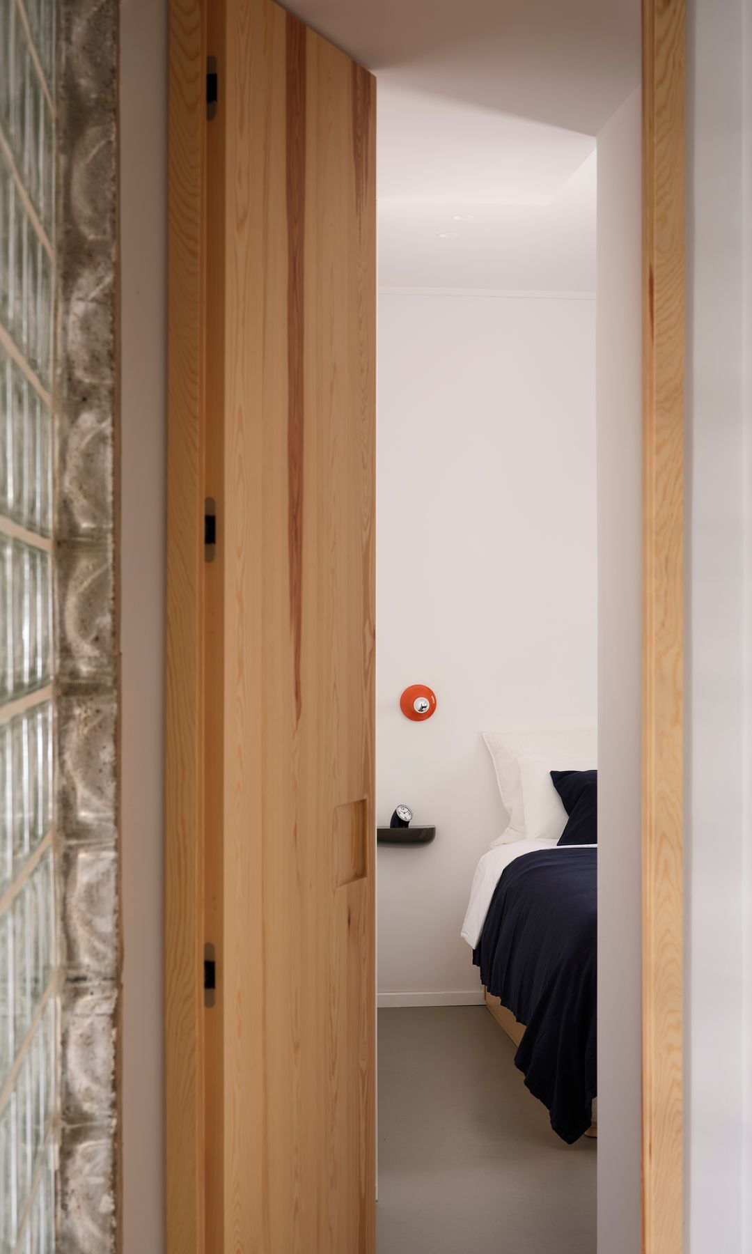 Puerta de paso de madera de acceso al dormitorio, tabique de pavés