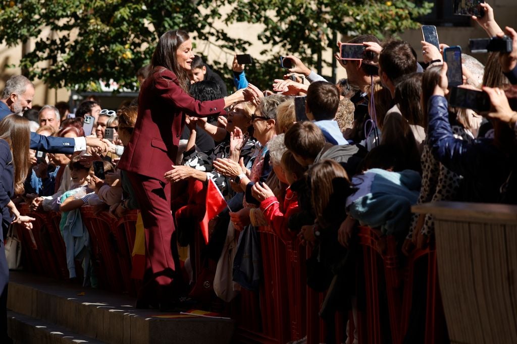 La reina Letizia se sube a un escalón para saludar a todos los vecinos