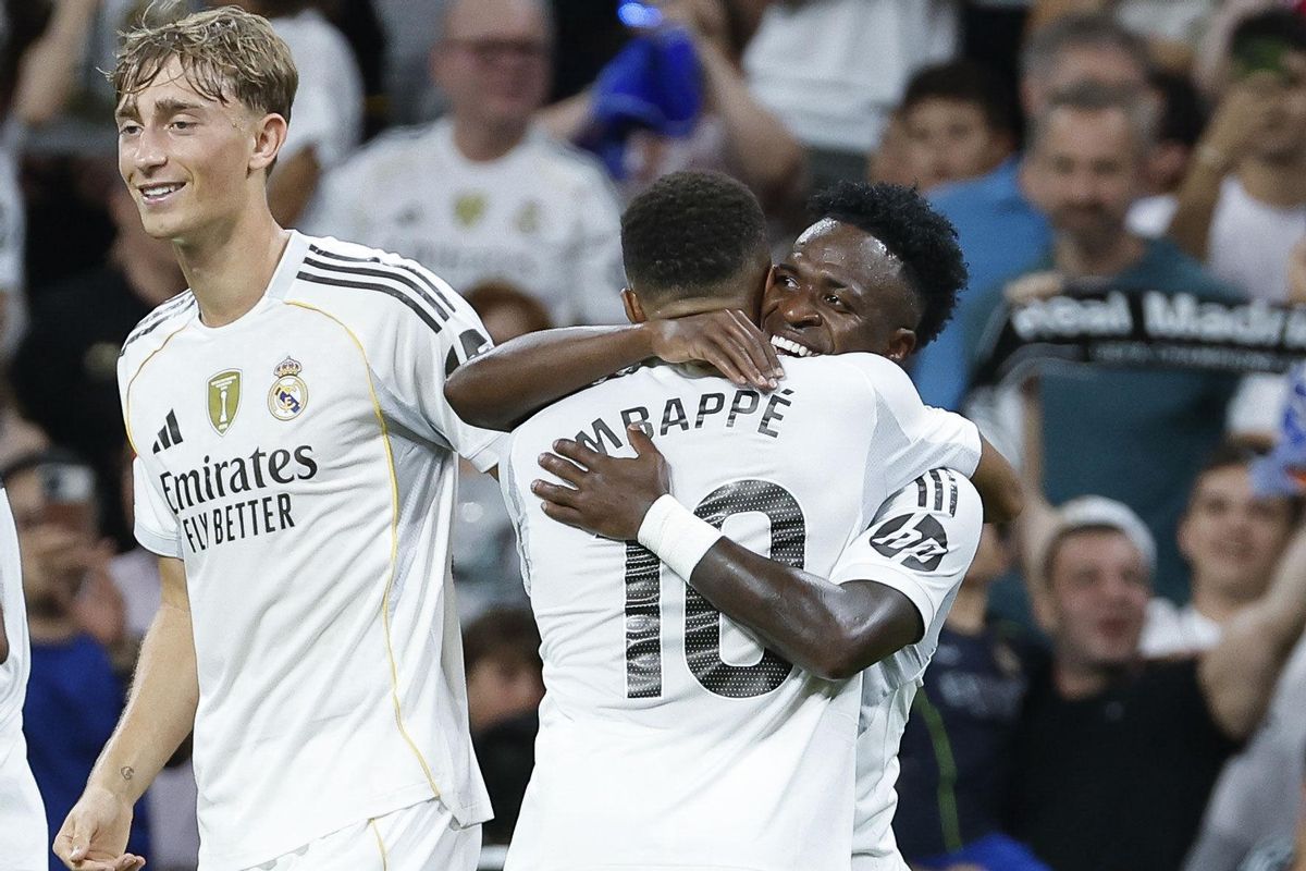 Vinicius Jr. celebra su gol con Mbappé en el Real madrid - Real Mallorca de LaLiga 2025/26