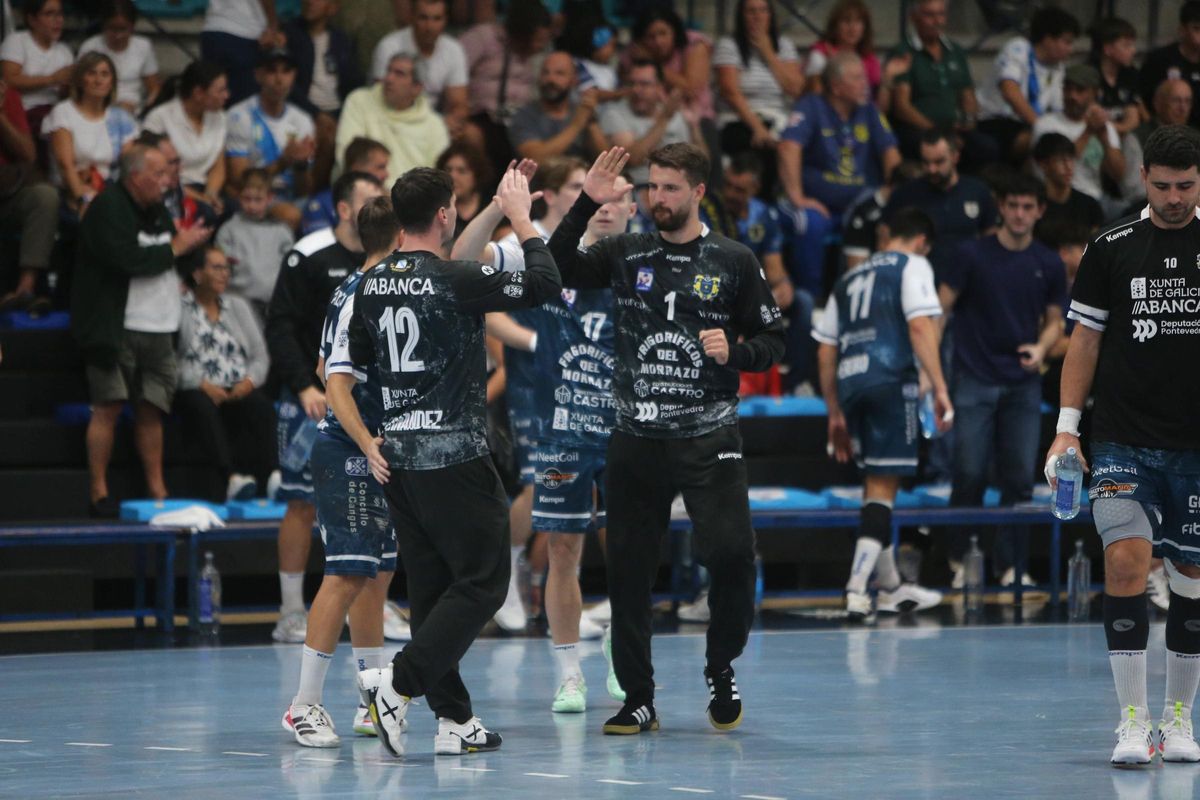 Ivan Panjan choca manos con Javi Fernández antes del encuentro de ayer.