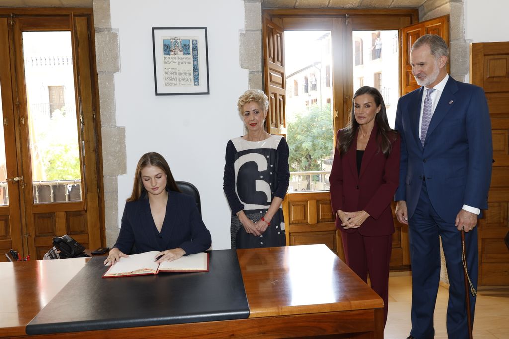 La princesa Leonor firma en el libro del Ayuntamiento de Viana