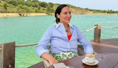 en 'topless' y exprimiendo los últimos días del verano en Sotogrande