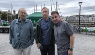 El músico Joan Manuel Serrat, espectador de lujo de la Bandera de la Concha con Iñaki Gabilondo y Martín Berasategui
