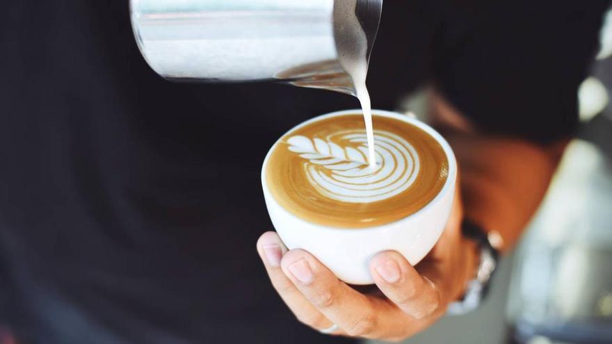 Esto es lo que ocurre si echas leche al café, según el cardiólogo José Abellán