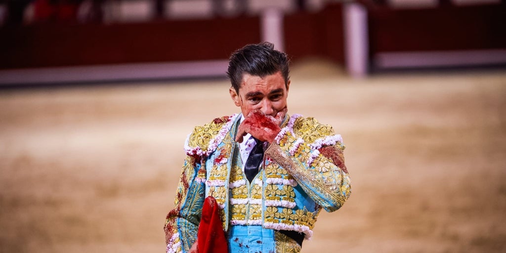 Bruno Aloi sufre dos cornadas en El Álamo, «una de ellas muy severa que le atraviesa el muslo»
