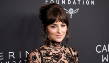 Dakota Johnson impacta con el vestido de encaje completamente transparente en una cena benéfica