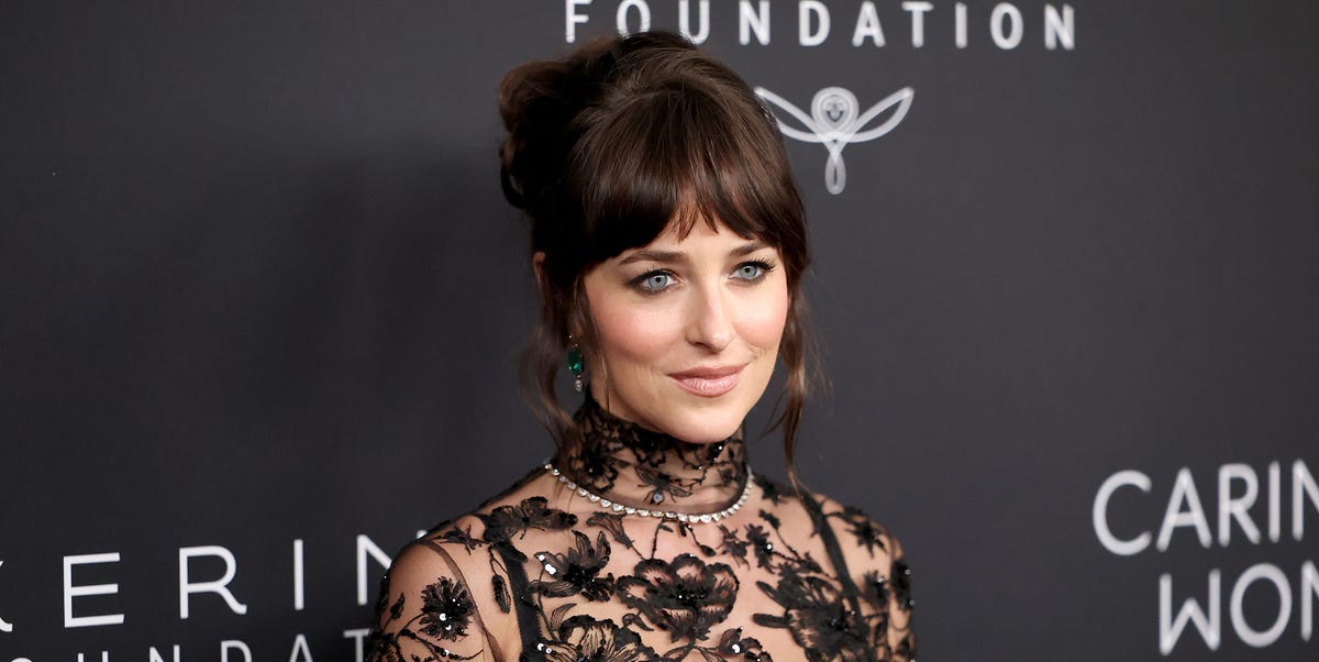 Dakota Johnson impacta con el vestido de encaje completamente transparente en una cena benéfica