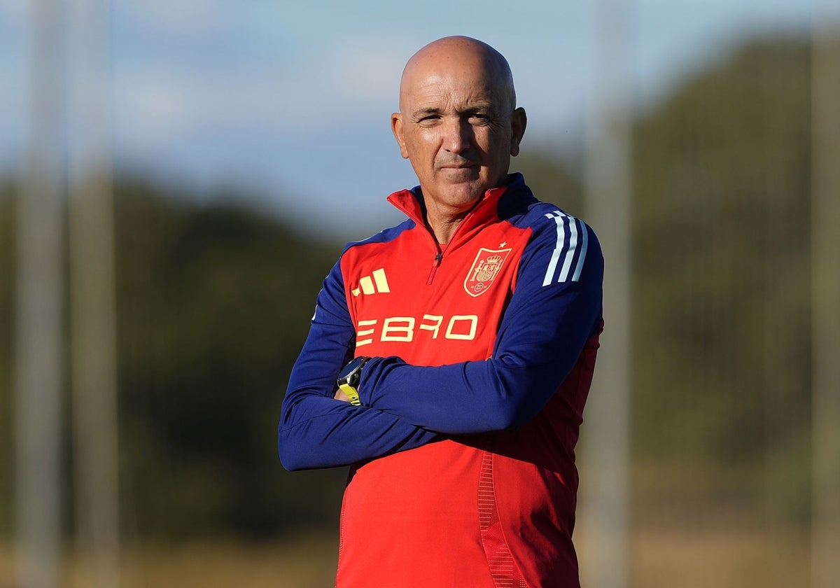 El seleccionador de España sub 21, David Gordo, posa para una entrevista