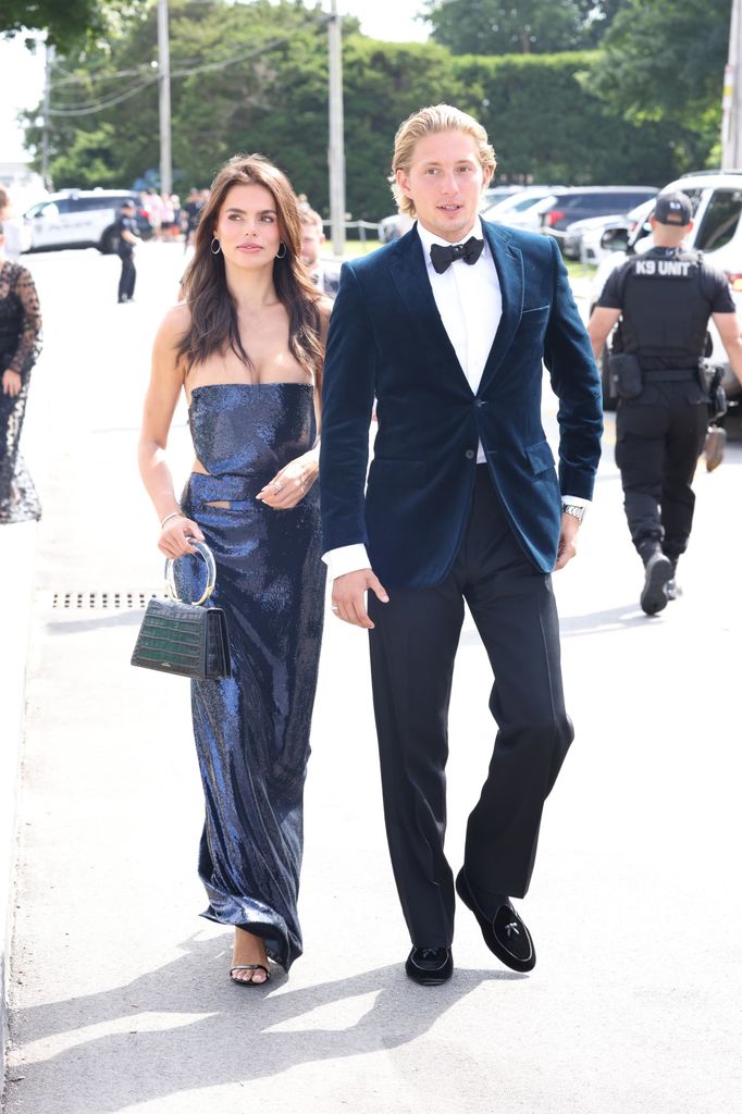 Plano entero de Constantino Alexios junto a su novia, la modelo Brooks Nader