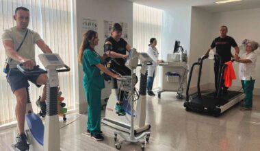 Pacientes de la Unidad de Rehabilitación Cardiaca del HUC realizan su ejercicio rutinario.