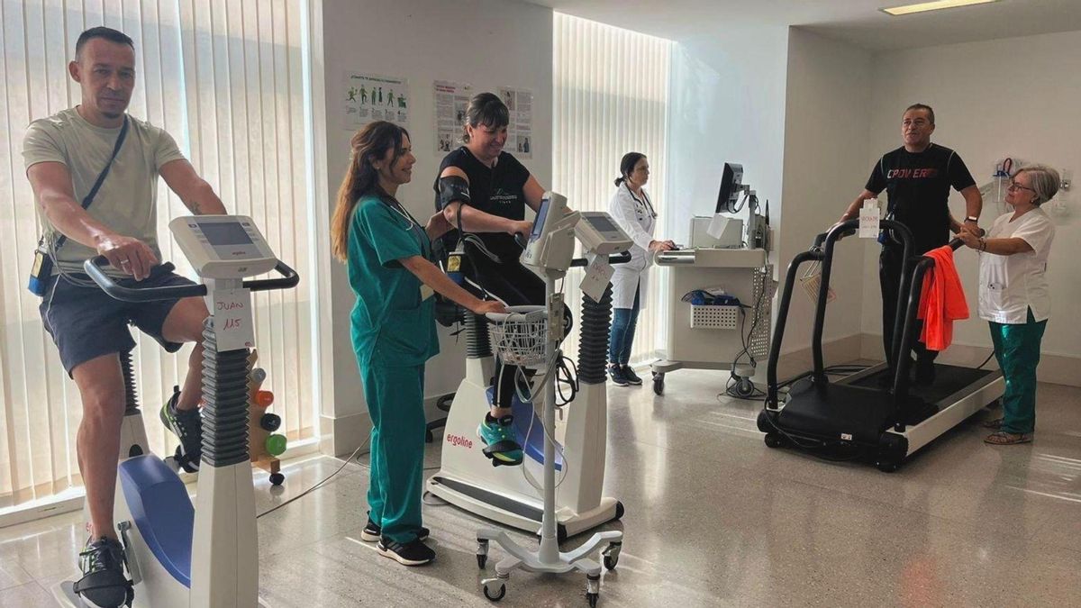 Pacientes de la Unidad de Rehabilitación Cardiaca del HUC realizan su ejercicio rutinario.